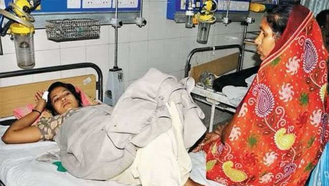 女儿遭鳄鱼狠咬 印度勇敢母亲拿木棍和鳄鱼搏斗