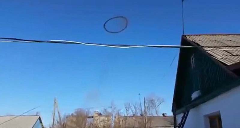 视频显示,一个直径达100米的神秘黑色雾状圆环飘浮在哈萨克斯坦上空。