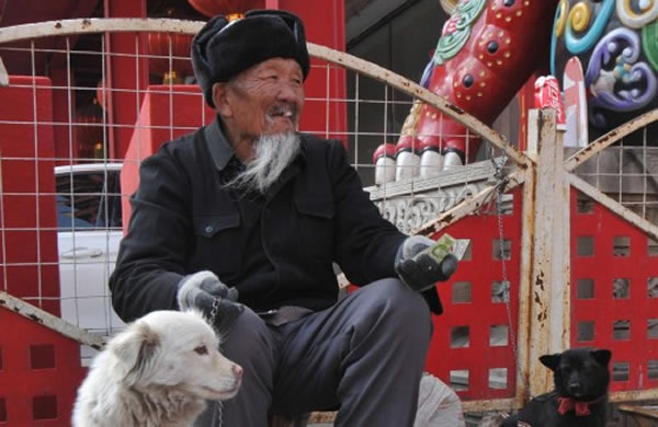 身后的主人轻轻松松抽着烟等收钱