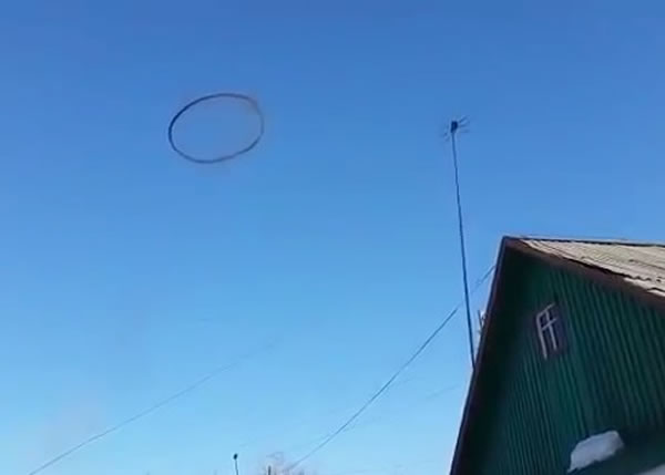 黑色怪圈在村庄上空出现