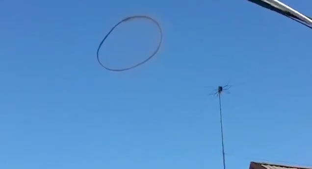 怪圈出现时,四周一片晴朗。