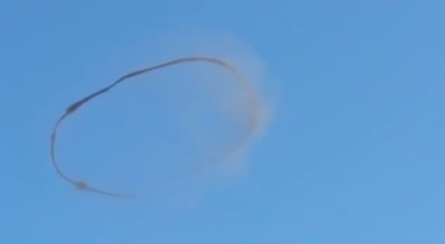 怪圈最后像烟雾般消散。