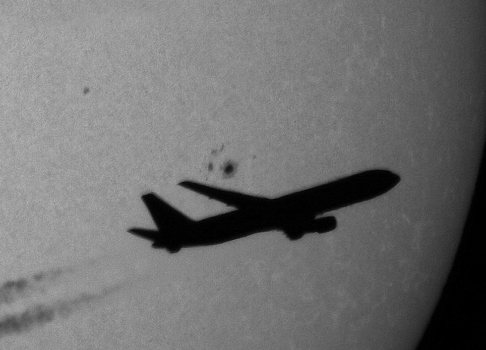 һ�ܷɻ�����ҹ�գ��䱳���е�̫�����������ɼ���