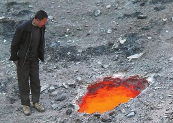 杨某发现洞口时,以为是“火山口”,急忙报警求助。