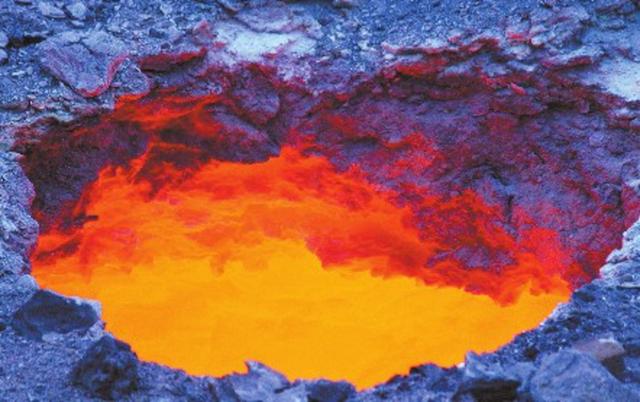 “火山口”直径约150厘米,洞口温度高达摄氏792度。
