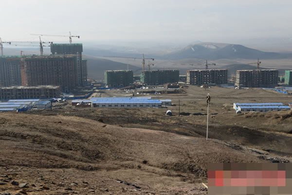 山脚不远处就是建设中住宅区