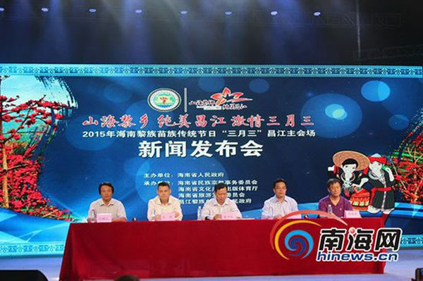 发布会现场,右一为中国科学院古脊椎动物和古人类研究所研究员李超荣