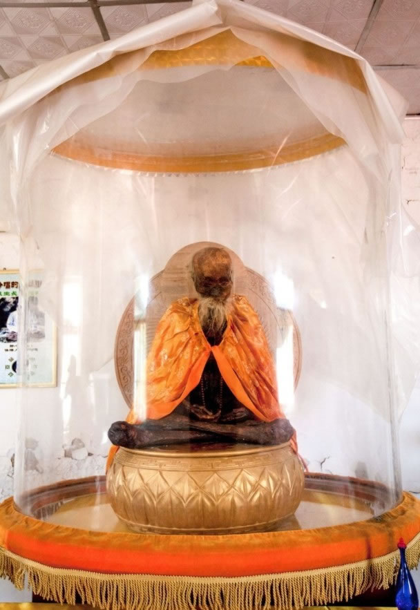 吴云青肉身被放入玻璃棺内。