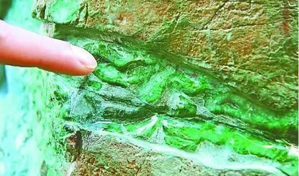 这块翡翠原石历史悠久又超巨大