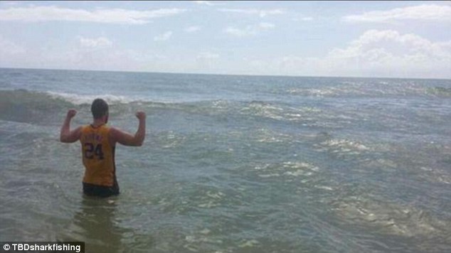 澳洲男子与虎鲨搏斗3小时最后终于将它钓起