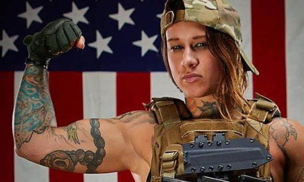 美国退役女兵身影重现非洲东部 再次拿起武器打击丛林偷猎者