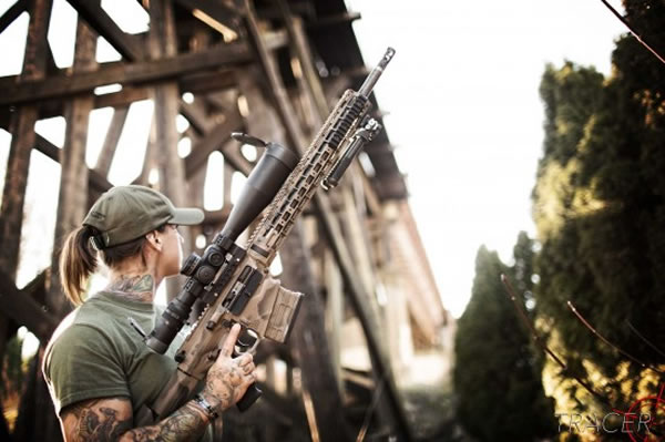 美国退役女兵身影重现非洲东部 再次拿起武器打击丛林偷猎者