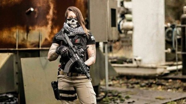 美国退役女兵身影重现非洲东部 再次拿起武器打击丛林偷猎者