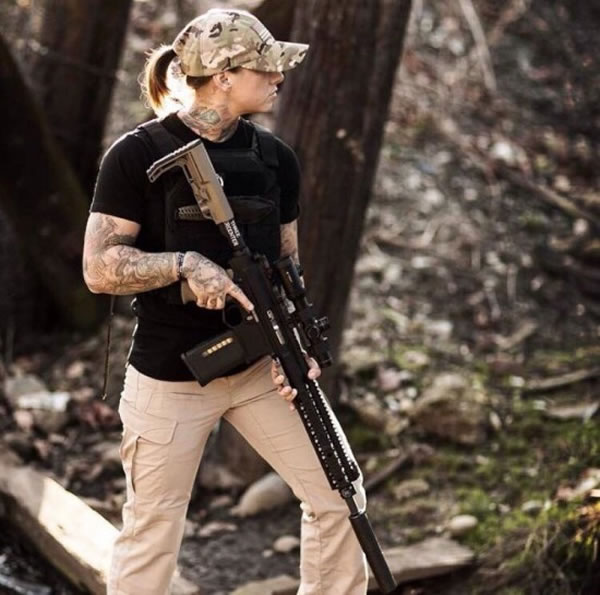 美国退役女兵身影重现非洲东部 再次拿起武器打击丛林偷猎者