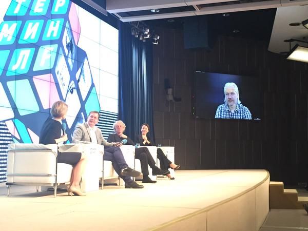 阿桑奇(中)称,俄罗斯必须继续保护斯诺登。