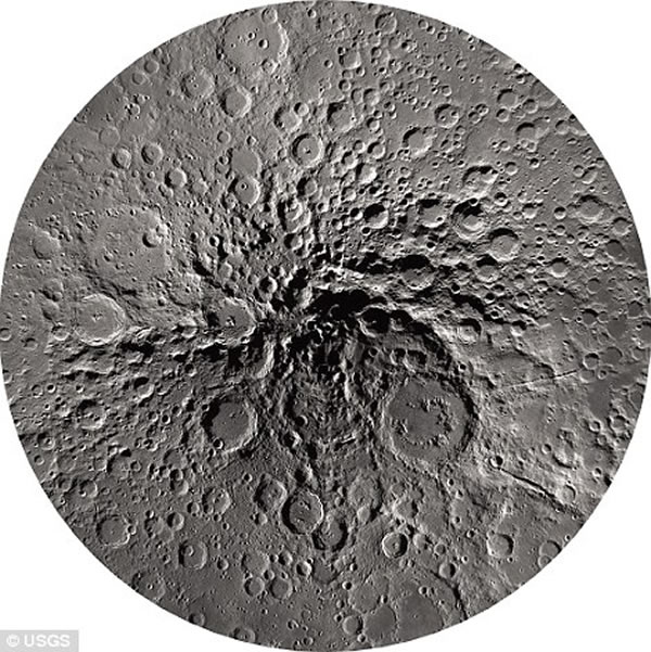 美国宇航局月球勘测轨道飞行器还揭示了月球西半球的图像,这里很难在地球上观测到。科学家发现了许多撞击坑形成的同心圆特征。