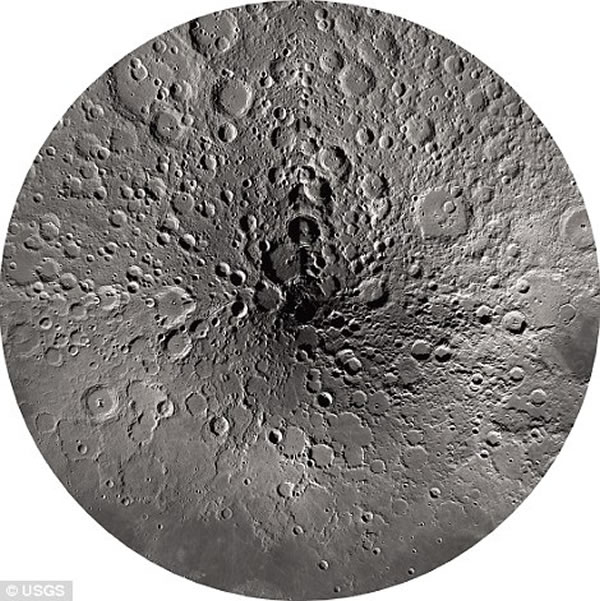 美国宇航局月球勘测轨道飞行器还揭示了月球西半球的图像,这里很难在地球上观测到。科学家发现了许多撞击坑形成的同心圆特征。