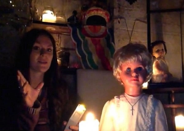 哈里斯(左)称不少人声称看过佩姬(右)的照片后,作呕兼头痛。