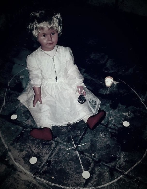 佩姬在暗黑环境下外貌显得格外诡异,惹来其被恶露附身之说。