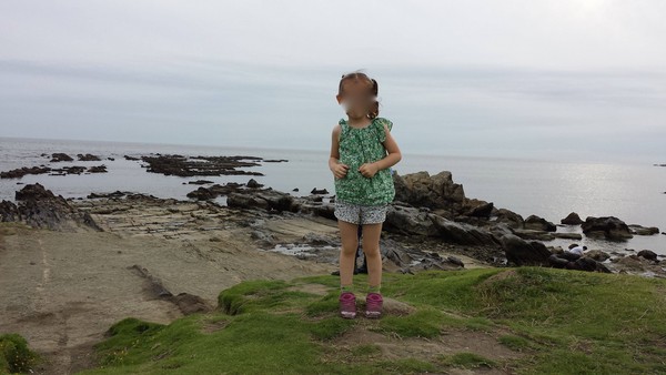 外国网友到日本玩替女儿拍照 发现身后现漂浮“武士黑靴”