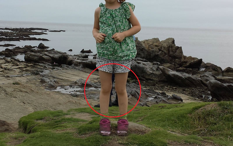 外国网友到日本玩替女儿拍照 发现身后现漂浮“武士黑靴”