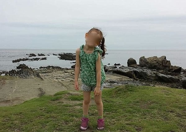 另一照片中黑色靴子消失了。