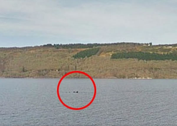 有人在其中一张尼斯湖街景照,发现湖面上出现一团拱起物体(红圈),怀疑是否水怪现身。