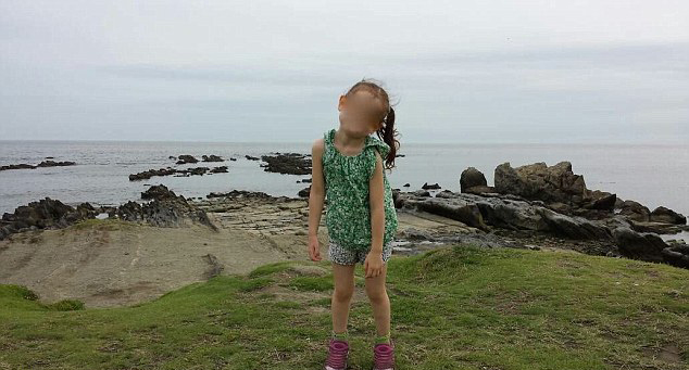 日本女孩拍照却发现身后站着一名身着黑衣的幽灵武士