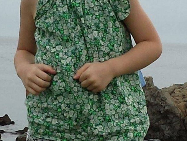 日本女孩拍照却发现身后站着一名身着黑衣的幽灵武士