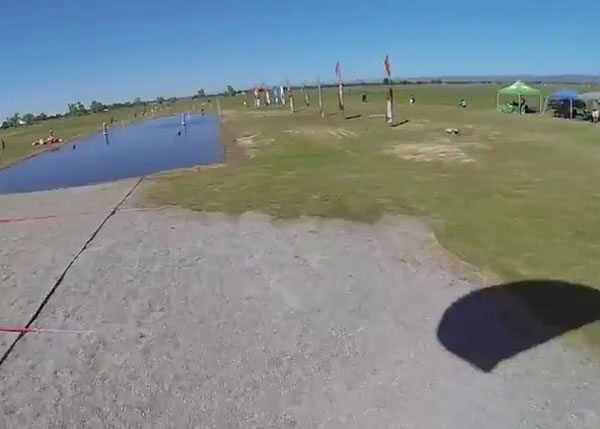 降至数千呎时突然失控,赫伯特急速跌向地面。