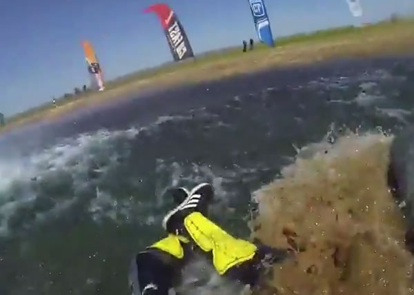 堕地后,他跌断了一只脚,但并没生命危险。