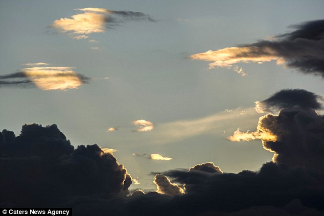 美国加州天空出现“喷火龙”