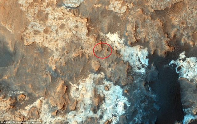 HiRise的地表成像分辨率高达每像素25厘米,能够辨认出汽车大小的好奇号。照中的好奇号停留在一个山谷的暗色沙丘上,周围布满了浅色的岩石。