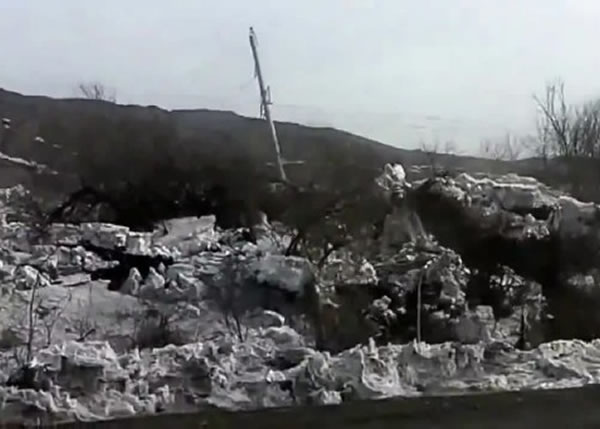 ��ʯ������ߵ�ɽ�»������£�ѹ����ľ�͵��߸ˡ�