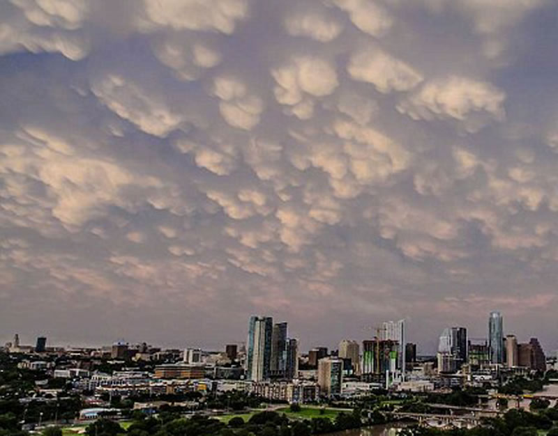 越过奥斯汀天际,可以看到其他球状形态的云。