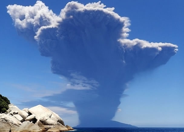 新岳火山喷出的火山灰,在远处亦清晰可见。