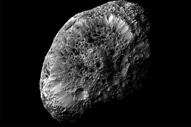 土卫七直径为168英里,接近270公里,具有多孔外观,暗示土卫七遭遇了大量小天体的撞击