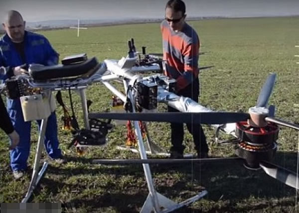 Flike有3个轴,每根轴上都有2个螺旋桨。