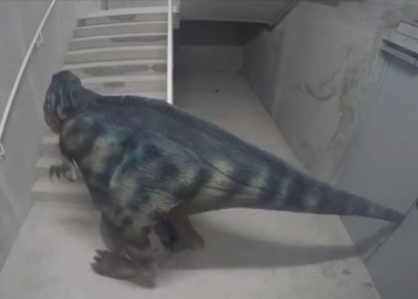 “恐龙”尾巴却被门夹住,动弹不得。