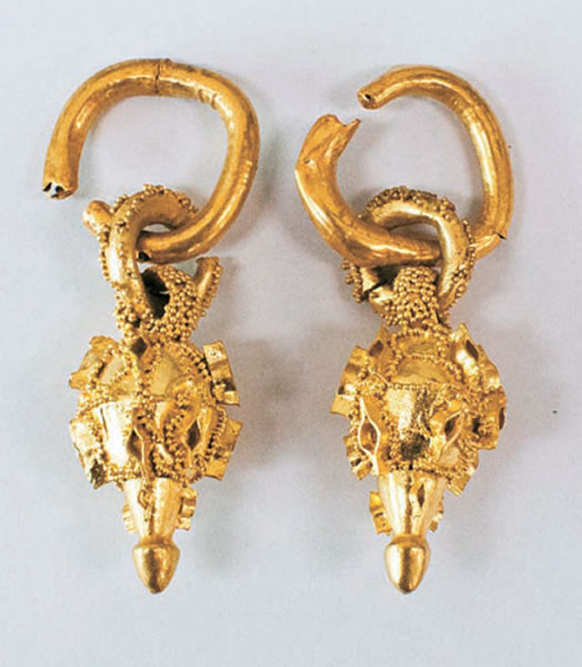 韩国新罗时代古墓发现一对“细圈金耳环”