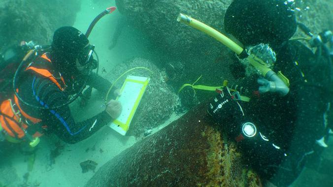 在开普顿外海55公尺之处,潜水员调查没入水中的奴隶船残骸。寻宝人在1980年代发现这处遗迹,但误以为它是荷兰商船。 Photograph courtesy Iz