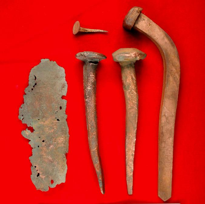 铜制扣件和包板是从圣若瑟货船寻回的文物之一。 Photograph courtesy Iziko Museum