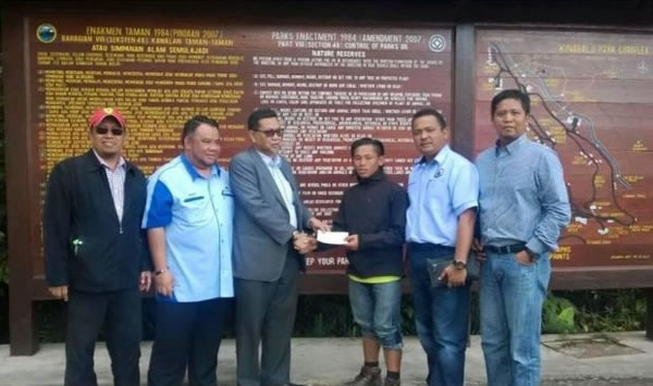 马来西亚神山灵异事件 合照拍到3只多出的黑手