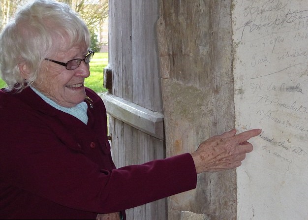 贝特尔的遗孀看到亡夫笔迹,不禁悲喜交集。