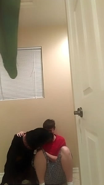 雅各布斯坐在地上,爱犬继续加以安慰。