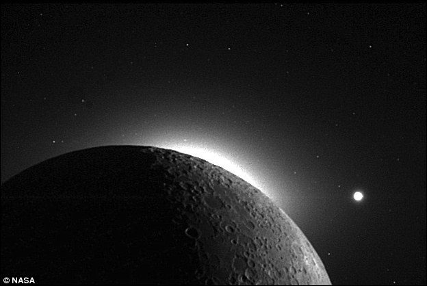 这是利用宇宙飞船拍摄的日冕和黄道光(CZL)照片,当时太阳位于月球后方。月球边缘的白色区域是CZL,而顶部的亮点是金星。