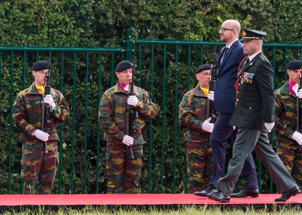 米歇尔(右二)指昔日的敌人已经成为最紧密的盟友。