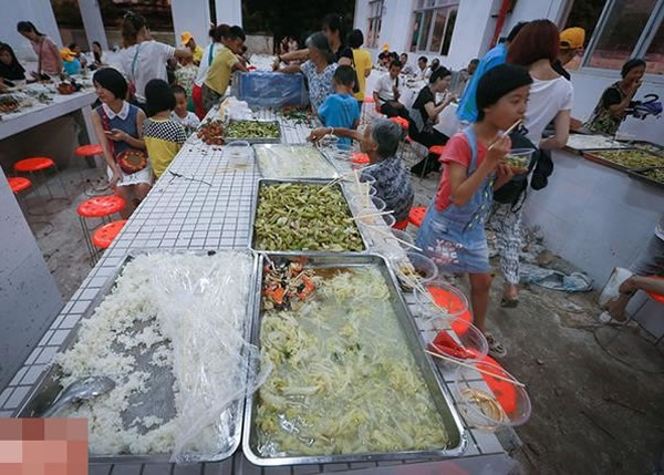 一年一度的素食节在玉林郊区举办