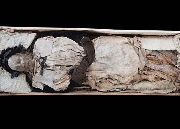 ��˹���յ�˫�ŵ�����һ��Ӥ��ʬ��