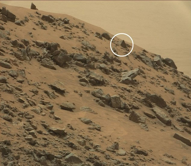 “金字塔”位于其他岩石之间